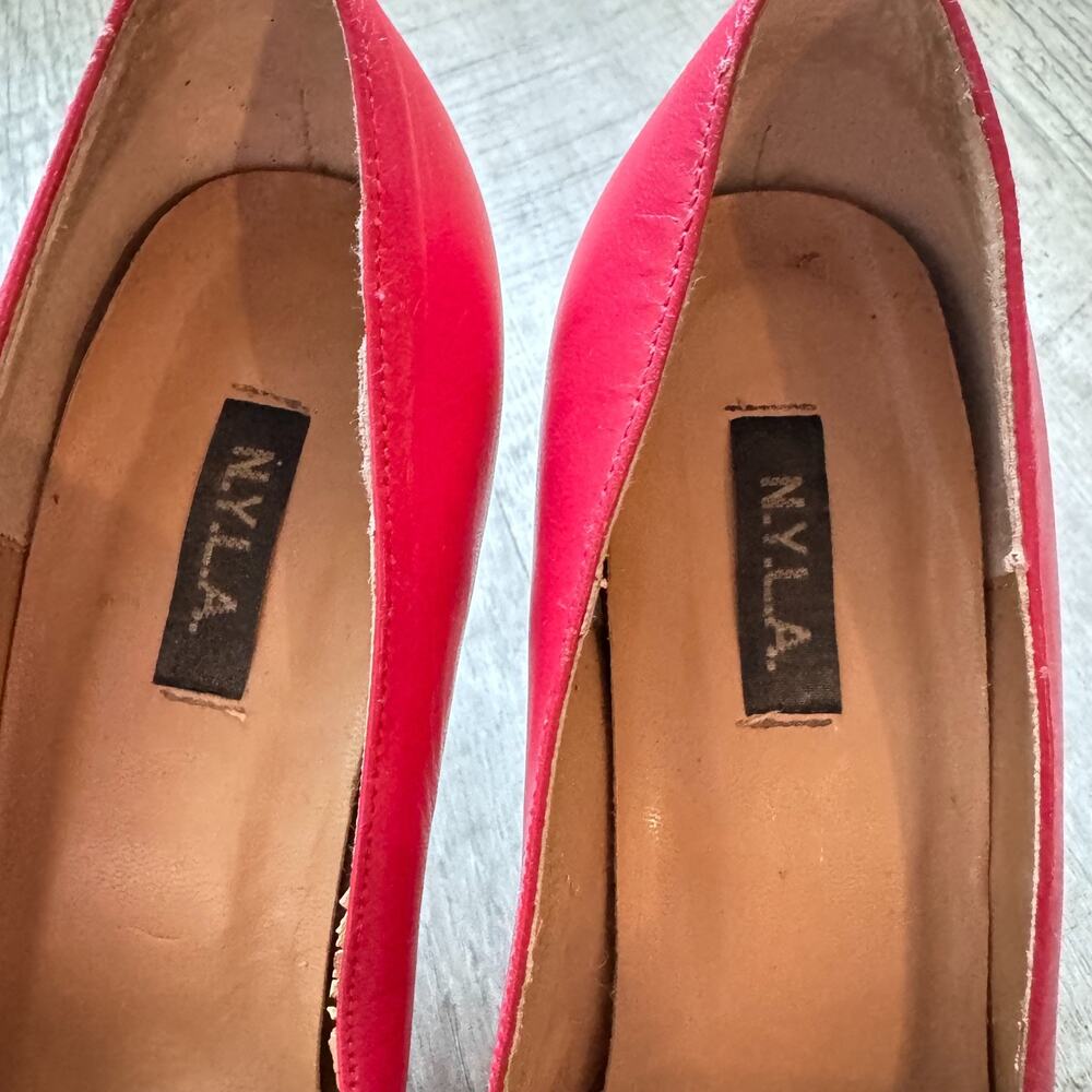 Vintage N.Y.L.A. Red High Heel Pumps Size 8 Cutout Round Toe Silver Buckle Shoes - Picture 4 of 6